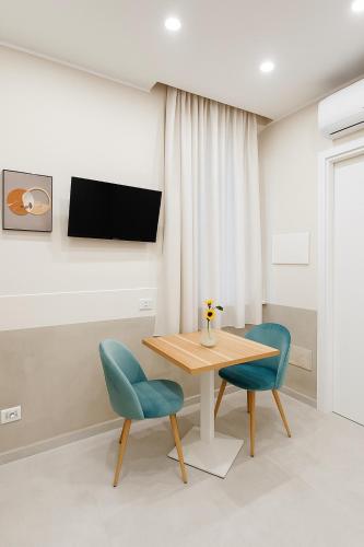 Μια τηλεόραση ή/και κέντρο ψυχαγωγίας στο Maison ì room, suite & apartment