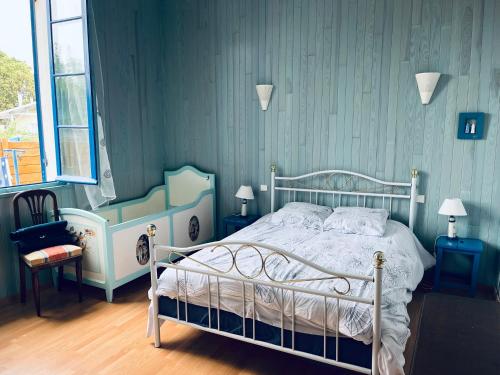 a bedroom with a white bed and green walls at Arcachonaise familiale en plein centre in Andernos-les-Bains