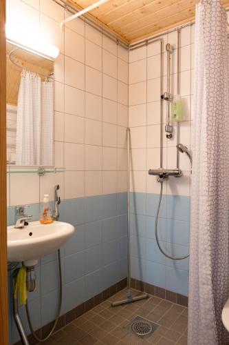 ein Badezimmer mit Waschbecken und Dusche in der Unterkunft Kiisa A&B two apartments with aurora room in Saariselkä