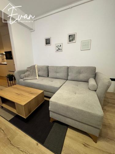 O zonă de relaxare la Garden Jacuzzi Apartment by Evan Apartments