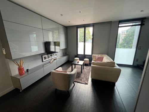 un soggiorno con due sedie e un divano di House sleeps 5 Orly Airport Paris ad Arcueil