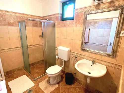a bathroom with a toilet and a sink at Betyár-Lak in Kaba