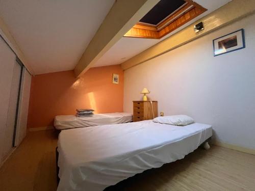 pokój z dwoma łóżkami w pokoju w obiekcie La MAISON BLEUE w mieście Gruissan