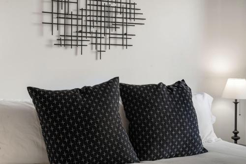 Cama o camas de una habitación en Elegant 3BR Stay Prime Location