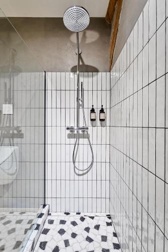 ファーレルにあるzimmer437のバスルーム(シャワー、洗面台、トイレ付)