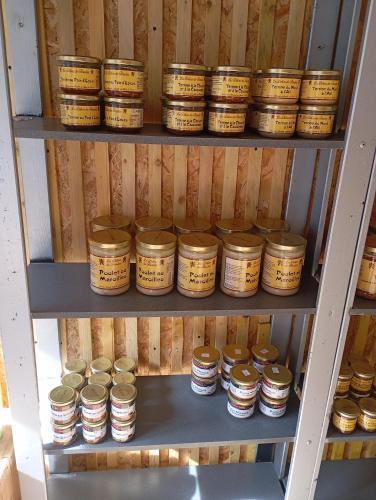 a shelf filled with lots of gold jars at Écrin de tranquillité in Rosières-en-Santerre