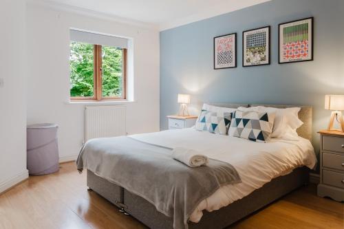 Ένα ή περισσότερα κρεβάτια σε δωμάτιο στο Modern and comfortable 3 bedroom house
