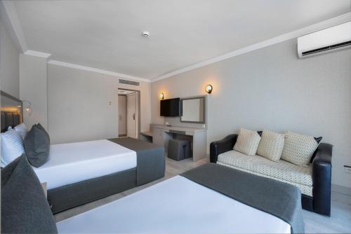 Ένα ή περισσότερα κρεβάτια σε δωμάτιο στο Ring Beach Hotel