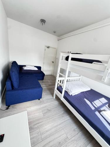 Ένα ή περισσότερα κρεβάτια σε δωμάτιο στο Family room in Zone 2