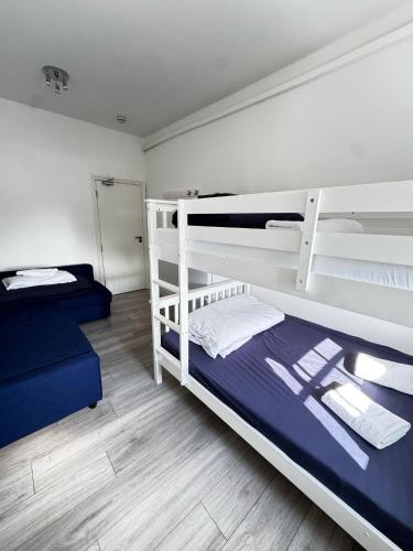 Ένα ή περισσότερα κρεβάτια σε δωμάτιο στο Family room in Zone 2