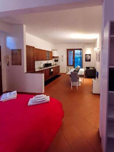 a living room with a red bed and a kitchen at Apt tra arte e natura ingresso indipendente in Florence