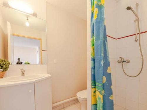 Un baño con ducha, lavabo e inodoro. en Appartement T2 cosy avec terrasse et parking à Vieux-Boucau - FR-1-379-65, en Vieux-Boucau-les-Bains