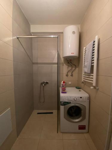 Bilik mandi di Fushë Kosova Apartment