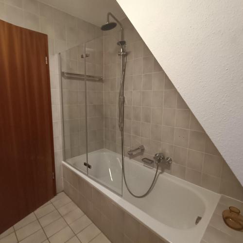 uma casa de banho com banheira e chuveiro em Urban Apple em Bad Mergentheim