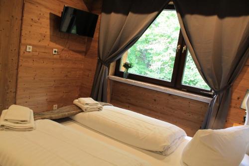 Dos camas en una habitación con ventana. en Wolfstein - Le Boutique Hotel, en Bad Harzburg