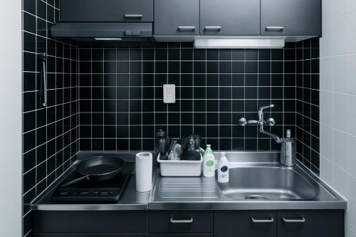 a kitchen counter with a sink and a sink at r8 最大8名対応 なんば 道頓堀そばの広々ルーム in Osaka