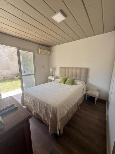 a bedroom with a large bed and a window at Hermoso Dúplex de 2 dormitorios con jardín in Santa Fe
