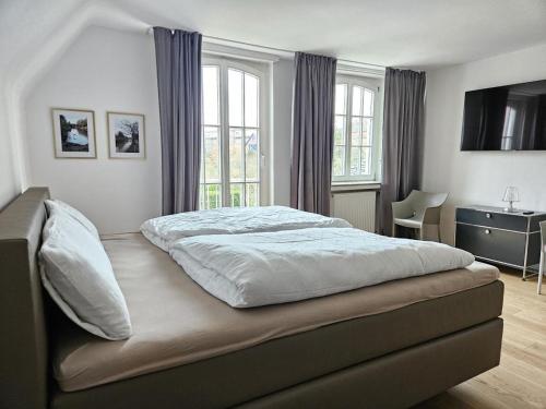 a bedroom with a large bed and a desk at Stadtvilla Heimatliebe direkt am Park und citynah gelegen für bis zu 5 Personen, Haustiere willkommen in Nordhorn