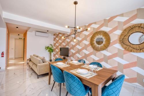 Posezení v ubytování 2BR Gozo Escape with Private Tub & Backyard by 360 Estates