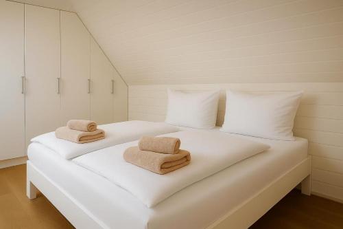 Postel nebo postele na pokoji v ubytování Dock 61 - tolles Ferienhaus für bis zu 4 Personen mit Kaminofen und Sauna - Haustiere herzlich willkommen, direkt am Wasser gelegen