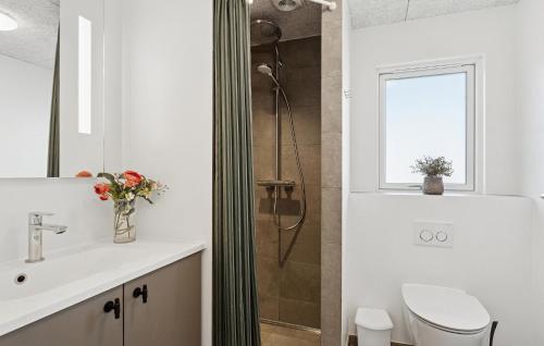 Un baño de Cozy Home In Bogense With Sauna
