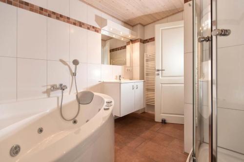 un bagno bianco con vasca e doccia di Skipper Asterix Greetsiel für max. 4 Personen - Haustiere herzlich willkommen, direkt am Hafen a Greetsiel