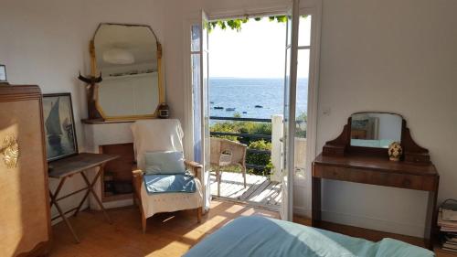 グロワにあるL'écume de merのベッドルーム1室、海の景色を望む部屋1室
