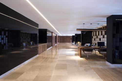 an office with a long hallway with desks and chairs at Fiesta Americana Hermosillo in Hermosillo