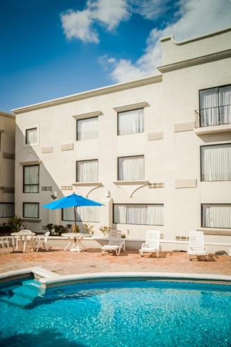 モンクロバにあるFiesta Inn Monclovaの建物の前にプールがあるホテル