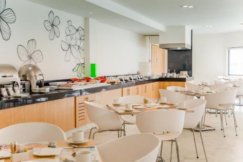 Fiesta Inn Monclovaにあるキッチンまたは簡易キッチン