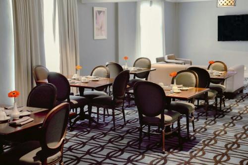 a dining room with tables and chairs in a room at Gamma Monterrey Gran Hotel Ancira in Monterrey
