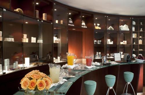 a bar with a vase of flowers on a counter at Grand Fiesta Americana Chapultepec in Mexico City