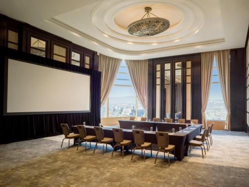 a meeting room with chairs and a projection screen at Grand Fiesta Americana Chapultepec in Mexico City