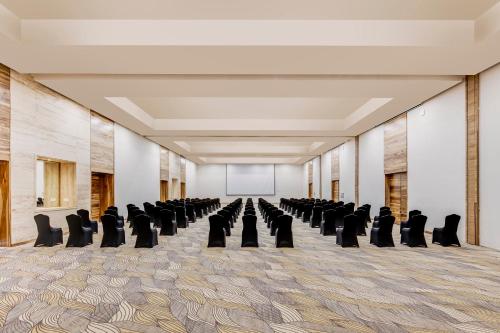 an empty room with chairs and a projection screen at Grand Fiesta Americana Veracruz in Veracruz