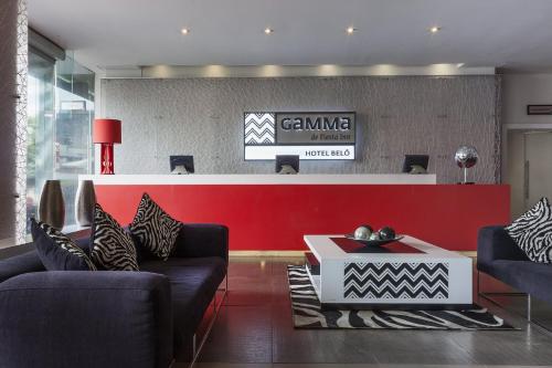 a lobby with two couches and a waiting room at Gamma Morelia Belo in Morelia