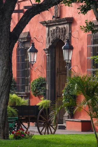 a bench sitting in front of a building with an arch at Fiesta Americana Hacienda Galindo Resort & Spa in Galindo