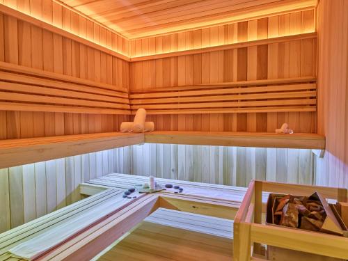 a sauna with wooden walls and a wooden shelf at Fiesta Americana Hacienda Galindo Resort & Spa in Galindo