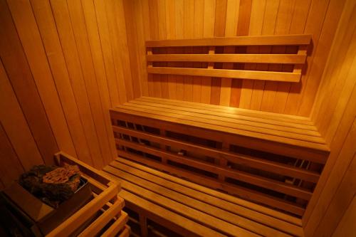 a wooden sauna with a wooden bench in it at Gamma by Fiesta Americ Xalapa Nubara in Xalapa