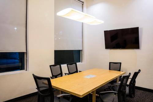 a conference room with a wooden table and chairs at Fiesta Inn Zacatecas in Zacatecas