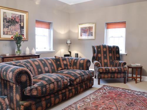 Posezení v ubytování Gardener's Cottage