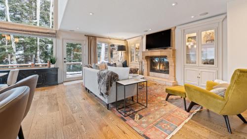 a living room with a couch and a fireplace at Linksview Chalet North in Vail