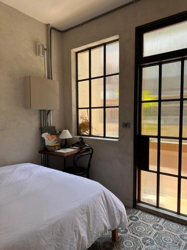 Postel nebo postele na pokoji v ubytování 日暮向南ヒグレコウナン Twilight South B&B
