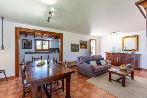 Villa Roma with pool and mountain views