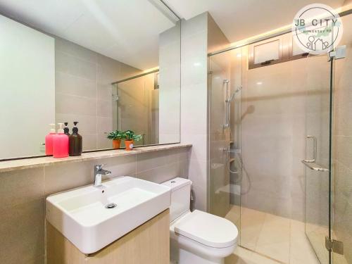 Bilik mandi di Grand Medini Suites by RR JBcity
