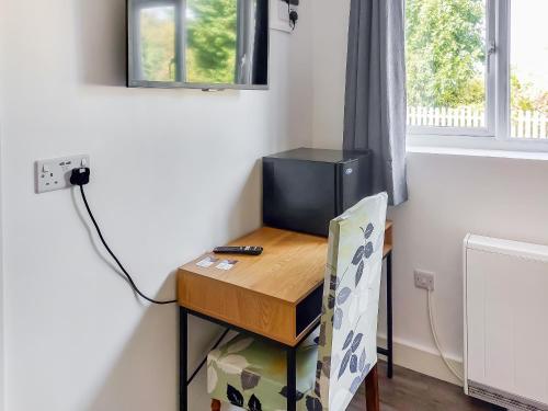 a small desk in a room with a speaker at Tupholme - Uk49436 in Walcot