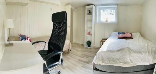 Habitación con 1 cama y 1 habitación con escritorio. en Nice Family Friendly apartment 2 bed Rooms with sea view located in Nordstrand for 5 guests with a garden and grill with sea view just beside the apartment, en Oslo