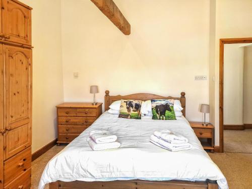 Un dormitorio con una cama con toallas. en The Dairy - Uk38051, en West Pennard