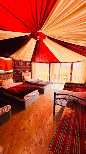 Postel nebo postele na pokoji v ubytování Desert Tree camp&tours