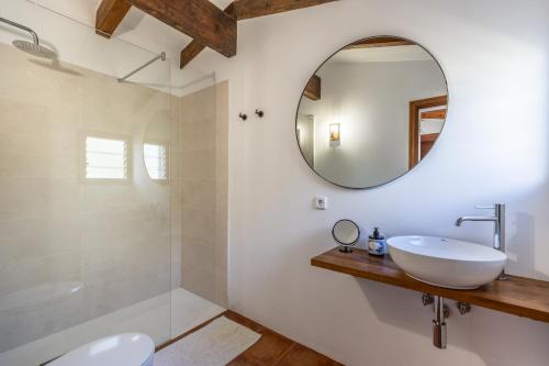Villa Roma with pool and mountain views