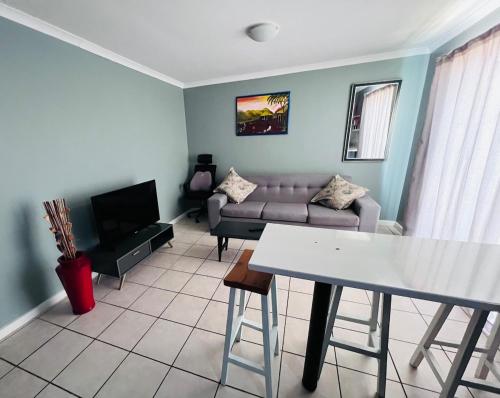 TV a/nebo společenská místnost v ubytování Entire Modern, Secure & Central Flat in Milnerton